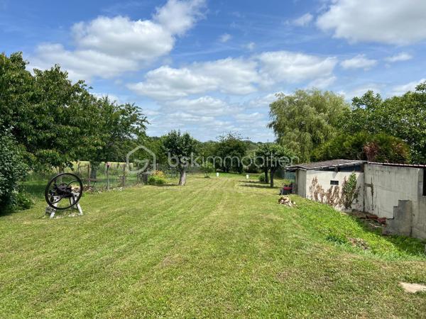 NOUVEAU EN EXCLUSIVITE ! Sur la commune de Mouroux, venez découvrir cette belle maison de 170m2 (mitoyenne d’un côté) édifiée sur sous-sol total. 
Commerces, écoles et transports à proximité.

Au rez-de-chaussée : une belle entrée avec placard de rangement, un wc séparé, un accès sous-sol, une salle d’eau moderne, 2 belles chambres (11,5 et 13m2), une cuisine neuve moderne aménagée et équipée (14m2) ouverte sur la pièce de vie de 28m2 avec accès à une véranda lumineuse (côté jardin) de 28m2 également.

Au 1er étage : un palier dessert 2 grandes chambres de 19,5 et 25m2 au sol ainsi qu’un espace de rangement sur le palier.

Au sous-sol : Un vaste garage/buanderie de 65m2, une chambre de 10,5m2 et une salle de bain avec wc.

Le tout est édifié sur un terrain de 1490m2 arboré et entièrement clôturé avec abris de jardin et petit passage sur le côté droit de la maison. Aucun vis-à-vis. Stationnement possible pour 2 véhicules entre le portail et le sous-sol. Jardin tout en longueur, idéal pour se détendre.
Chauffage électrique, fibre, ouvrants en pvc double vitrage, tout à l’égout conforme.

Secteur recherché ! Idéal pour une famille ! NE TARDEZ PAS A VENIR VISITER
