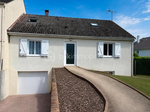 NOUVEAU EN EXCLUSIVITE ! Sur la commune de Mouroux, venez découvrir cette belle maison de 170m2 (mitoyenne d’un côté) édifiée sur sous-sol total. 
Commerces, écoles et transports à proximité.

Au rez-de-chaussée : une belle entrée avec placard de rangement, un wc séparé, un accès sous-sol, une salle d’eau moderne, 2 belles chambres (11,5 et 13m2), une cuisine neuve moderne aménagée et équipée (14m2) ouverte sur la pièce de vie de 28m2 avec accès à une véranda lumineuse (côté jardin) de 28m2 également.

Au 1er étage : un palier dessert 2 grandes chambres de 19,5 et 25m2 au sol ainsi qu’un espace de rangement sur le palier.

Au sous-sol : Un vaste garage/buanderie de 65m2, une chambre de 10,5m2 et une salle de bain avec wc.

Le tout est édifié sur un terrain de 1490m2 arboré et entièrement clôturé avec abris de jardin et petit passage sur le côté droit de la maison. Aucun vis-à-vis. Stationnement possible pour 2 véhicules entre le portail et le sous-sol. Jardin tout en longueur, idéal pour se détendre.
Chauffage électrique, fibre, ouvrants en pvc double vitrage, tout à l’égout conforme.

Secteur recherché ! Idéal pour une famille ! NE TARDEZ PAS A VENIR VISITER
