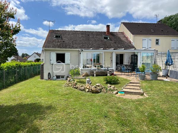 NOUVEAU EN EXCLUSIVITE ! Sur la commune de Mouroux, venez découvrir cette belle maison de 170m2 (mitoyenne d’un côté) édifiée sur sous-sol total. 
Commerces, écoles et transports à proximité.

Au rez-de-chaussée : une belle entrée avec placard de rangement, un wc séparé, un accès sous-sol, une salle d’eau moderne, 2 belles chambres (11,5 et 13m2), une cuisine neuve moderne aménagée et équipée (14m2) ouverte sur la pièce de vie de 28m2 avec accès à une véranda lumineuse (côté jardin) de 28m2 également.

Au 1er étage : un palier dessert 2 grandes chambres de 19,5 et 25m2 au sol ainsi qu’un espace de rangement sur le palier.

Au sous-sol : Un vaste garage/buanderie de 65m2, une chambre de 10,5m2 et une salle de bain avec wc.

Le tout est édifié sur un terrain de 1490m2 arboré et entièrement clôturé avec abris de jardin et petit passage sur le côté droit de la maison. Aucun vis-à-vis. Stationnement possible pour 2 véhicules entre le portail et le sous-sol. Jardin tout en longueur, idéal pour se détendre.
Chauffage électrique, fibre, ouvrants en pvc double vitrage, tout à l’égout conforme.

Secteur recherché ! Idéal pour une famille ! NE TARDEZ PAS A VENIR VISITER