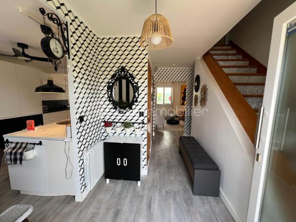 NOUVEAU EN EXCLUSIVITE ! Sur la commune de Mouroux, venez découvrir cette belle maison de 170m2 (mitoyenne d’un côté) édifiée sur sous-sol total. 
Commerces, écoles et transports à proximité.

Au rez-de-chaussée : une belle entrée avec placard de rangement, un wc séparé, un accès sous-sol, une salle d’eau moderne, 2 belles chambres (11,5 et 13m2), une cuisine neuve moderne aménagée et équipée (14m2) ouverte sur la pièce de vie de 28m2 avec accès à une véranda lumineuse (côté jardin) de 28m2 également.

Au 1er étage : un palier dessert 2 grandes chambres de 19,5 et 25m2 au sol ainsi qu’un espace de rangement sur le palier.

Au sous-sol : Un vaste garage/buanderie de 65m2, une chambre de 10,5m2 et une salle de bain avec wc.

Le tout est édifié sur un terrain de 1490m2 arboré et entièrement clôturé avec abris de jardin et petit passage sur le côté droit de la maison. Aucun vis-à-vis. Stationnement possible pour 2 véhicules entre le portail et le sous-sol. Jardin tout en longueur, idéal pour se détendre.
Chauffage électrique, fibre, ouvrants en pvc double vitrage, tout à l’égout conforme.

Secteur recherché ! Idéal pour une famille ! NE TARDEZ PAS A VENIR VISITER