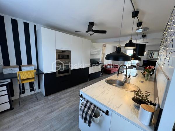 NOUVEAU EN EXCLUSIVITE ! Sur la commune de Mouroux, venez découvrir cette belle maison de 170m2 (mitoyenne d’un côté) édifiée sur sous-sol total. 
Commerces, écoles et transports à proximité.

Au rez-de-chaussée : une belle entrée avec placard de rangement, un wc séparé, un accès sous-sol, une salle d’eau moderne, 2 belles chambres (11,5 et 13m2), une cuisine neuve moderne aménagée et équipée (14m2) ouverte sur la pièce de vie de 28m2 avec accès à une véranda lumineuse (côté jardin) de 28m2 également.

Au 1er étage : un palier dessert 2 grandes chambres de 19,5 et 25m2 au sol ainsi qu’un espace de rangement sur le palier.

Au sous-sol : Un vaste garage/buanderie de 65m2, une chambre de 10,5m2 et une salle de bain avec wc.

Le tout est édifié sur un terrain de 1490m2 arboré et entièrement clôturé avec abris de jardin et petit passage sur le côté droit de la maison. Aucun vis-à-vis. Stationnement possible pour 2 véhicules entre le portail et le sous-sol. Jardin tout en longueur, idéal pour se détendre.
Chauffage électrique, fibre, ouvrants en pvc double vitrage, tout à l’égout conforme.

Secteur recherché ! Idéal pour une famille ! NE TARDEZ PAS A VENIR VISITER