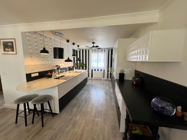 NOUVEAU EN EXCLUSIVITE ! Sur la commune de Mouroux, venez découvrir cette belle maison de 170m2 (mitoyenne d’un côté) édifiée sur sous-sol total. 
Commerces, écoles et transports à proximité.

Au rez-de-chaussée : une belle entrée avec placard de rangement, un wc séparé, un accès sous-sol, une salle d’eau moderne, 2 belles chambres (11,5 et 13m2), une cuisine neuve moderne aménagée et équipée (14m2) ouverte sur la pièce de vie de 28m2 avec accès à une véranda lumineuse (côté jardin) de 28m2 également.

Au 1er étage : un palier dessert 2 grandes chambres de 19,5 et 25m2 au sol ainsi qu’un espace de rangement sur le palier.

Au sous-sol : Un vaste garage/buanderie de 65m2, une chambre de 10,5m2 et une salle de bain avec wc.

Le tout est édifié sur un terrain de 1490m2 arboré et entièrement clôturé avec abris de jardin et petit passage sur le côté droit de la maison. Aucun vis-à-vis. Stationnement possible pour 2 véhicules entre le portail et le sous-sol. Jardin tout en longueur, idéal pour se détendre.
Chauffage électrique, fibre, ouvrants en pvc double vitrage, tout à l’égout conforme.

Secteur recherché ! Idéal pour une famille ! NE TARDEZ PAS A VENIR VISITER
