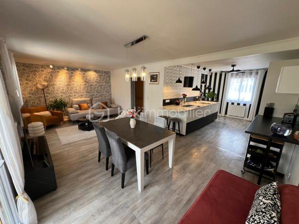 NOUVEAU EN EXCLUSIVITE ! Sur la commune de Mouroux, venez découvrir cette belle maison de 170m2 (mitoyenne d’un côté) édifiée sur sous-sol total. 
Commerces, écoles et transports à proximité.

Au rez-de-chaussée : une belle entrée avec placard de rangement, un wc séparé, un accès sous-sol, une salle d’eau moderne, 2 belles chambres (11,5 et 13m2), une cuisine neuve moderne aménagée et équipée (14m2) ouverte sur la pièce de vie de 28m2 avec accès à une véranda lumineuse (côté jardin) de 28m2 également.

Au 1er étage : un palier dessert 2 grandes chambres de 19,5 et 25m2 au sol ainsi qu’un espace de rangement sur le palier.

Au sous-sol : Un vaste garage/buanderie de 65m2, une chambre de 10,5m2 et une salle de bain avec wc.

Le tout est édifié sur un terrain de 1490m2 arboré et entièrement clôturé avec abris de jardin et petit passage sur le côté droit de la maison. Aucun vis-à-vis. Stationnement possible pour 2 véhicules entre le portail et le sous-sol. Jardin tout en longueur, idéal pour se détendre.
Chauffage électrique, fibre, ouvrants en pvc double vitrage, tout à l’égout conforme.

Secteur recherché ! Idéal pour une famille ! NE TARDEZ PAS A VENIR VISITER
