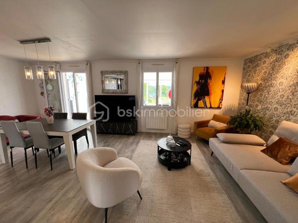 NOUVEAU EN EXCLUSIVITE ! Sur la commune de Mouroux, venez découvrir cette belle maison de 170m2 (mitoyenne d’un côté) édifiée sur sous-sol total. 
Commerces, écoles et transports à proximité.

Au rez-de-chaussée : une belle entrée avec placard de rangement, un wc séparé, un accès sous-sol, une salle d’eau moderne, 2 belles chambres (11,5 et 13m2), une cuisine neuve moderne aménagée et équipée (14m2) ouverte sur la pièce de vie de 28m2 avec accès à une véranda lumineuse (côté jardin) de 28m2 également.

Au 1er étage : un palier dessert 2 grandes chambres de 19,5 et 25m2 au sol ainsi qu’un espace de rangement sur le palier.

Au sous-sol : Un vaste garage/buanderie de 65m2, une chambre de 10,5m2 et une salle de bain avec wc.

Le tout est édifié sur un terrain de 1490m2 arboré et entièrement clôturé avec abris de jardin et petit passage sur le côté droit de la maison. Aucun vis-à-vis. Stationnement possible pour 2 véhicules entre le portail et le sous-sol. Jardin tout en longueur, idéal pour se détendre.
Chauffage électrique, fibre, ouvrants en pvc double vitrage, tout à l’égout conforme.

Secteur recherché ! Idéal pour une famille ! NE TARDEZ PAS A VENIR VISITER