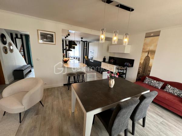 NOUVEAU EN EXCLUSIVITE ! Sur la commune de Mouroux, venez découvrir cette belle maison de 170m2 (mitoyenne d’un côté) édifiée sur sous-sol total. 
Commerces, écoles et transports à proximité.

Au rez-de-chaussée : une belle entrée avec placard de rangement, un wc séparé, un accès sous-sol, une salle d’eau moderne, 2 belles chambres (11,5 et 13m2), une cuisine neuve moderne aménagée et équipée (14m2) ouverte sur la pièce de vie de 28m2 avec accès à une véranda lumineuse (côté jardin) de 28m2 également.

Au 1er étage : un palier dessert 2 grandes chambres de 19,5 et 25m2 au sol ainsi qu’un espace de rangement sur le palier.

Au sous-sol : Un vaste garage/buanderie de 65m2, une chambre de 10,5m2 et une salle de bain avec wc.

Le tout est édifié sur un terrain de 1490m2 arboré et entièrement clôturé avec abris de jardin et petit passage sur le côté droit de la maison. Aucun vis-à-vis. Stationnement possible pour 2 véhicules entre le portail et le sous-sol. Jardin tout en longueur, idéal pour se détendre.
Chauffage électrique, fibre, ouvrants en pvc double vitrage, tout à l’égout conforme.

Secteur recherché ! Idéal pour une famille ! NE TARDEZ PAS A VENIR VISITER