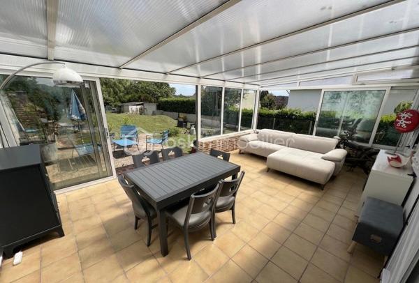 NOUVEAU EN EXCLUSIVITE ! Sur la commune de Mouroux, venez découvrir cette belle maison de 170m2 (mitoyenne d’un côté) édifiée sur sous-sol total. 
Commerces, écoles et transports à proximité.

Au rez-de-chaussée : une belle entrée avec placard de rangement, un wc séparé, un accès sous-sol, une salle d’eau moderne, 2 belles chambres (11,5 et 13m2), une cuisine neuve moderne aménagée et équipée (14m2) ouverte sur la pièce de vie de 28m2 avec accès à une véranda lumineuse (côté jardin) de 28m2 également.

Au 1er étage : un palier dessert 2 grandes chambres de 19,5 et 25m2 au sol ainsi qu’un espace de rangement sur le palier.

Au sous-sol : Un vaste garage/buanderie de 65m2, une chambre de 10,5m2 et une salle de bain avec wc.

Le tout est édifié sur un terrain de 1490m2 arboré et entièrement clôturé avec abris de jardin et petit passage sur le côté droit de la maison. Aucun vis-à-vis. Stationnement possible pour 2 véhicules entre le portail et le sous-sol. Jardin tout en longueur, idéal pour se détendre.
Chauffage électrique, fibre, ouvrants en pvc double vitrage, tout à l’égout conforme.

Secteur recherché ! Idéal pour une famille ! NE TARDEZ PAS A VENIR VISITER