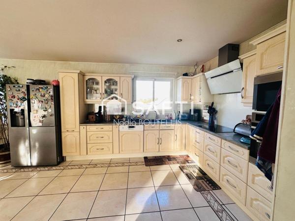 Grand terrain, sous sol, piscine, 4 chambres.