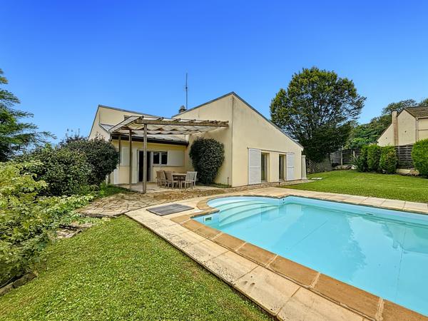 Montlhéry (91310) BELLE PROPRIETE AVEC PISCINE + SOUS-SOL TOTAL + TERRAIN AVEC MAGNIFIQUE VUE DEGAGEE