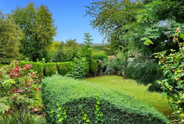 Montlhéry (91310) BELLE PROPRIETE AVEC PISCINE + SOUS-SOL TOTAL + TERRAIN AVEC MAGNIFIQUE VUE DEGAGEE