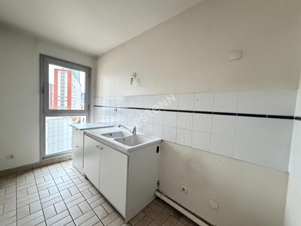 Appartement Puteaux 2 pièces de 49 m² avec loggia, cave et parking