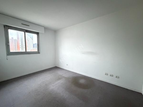 Appartement Puteaux 2 pièces de 49 m² avec loggia, cave et parking