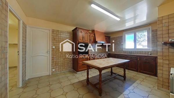 Maison 3 faces de plain pied, 4 pièces avec garage à St Cyprien.