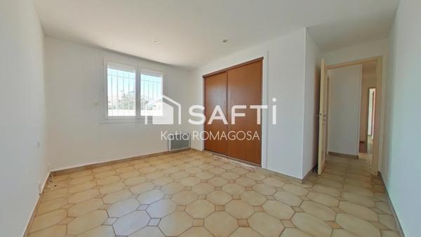 Maison 3 faces de plain pied, 4 pièces avec garage à St Cyprien.