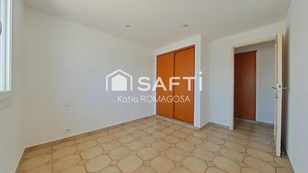 Maison 3 faces de plain pied, 4 pièces avec garage à St Cyprien.