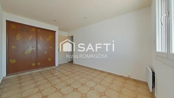 Maison 3 faces de plain pied, 4 pièces avec garage à St Cyprien.