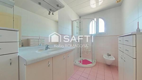 Maison 3 faces de plain pied, 4 pièces avec garage à St Cyprien.