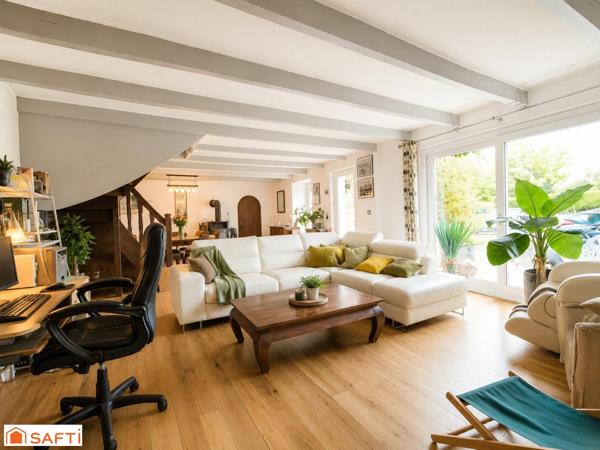 Maison spacieuse en pierre dans une rue en sans issue
