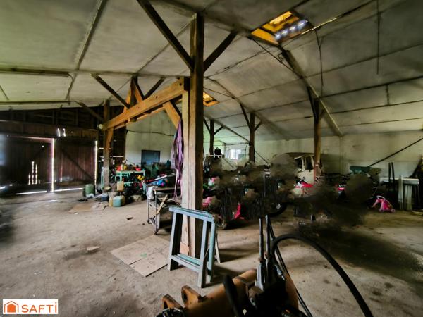 Maison spacieuse en pierre dans une rue en sans issue