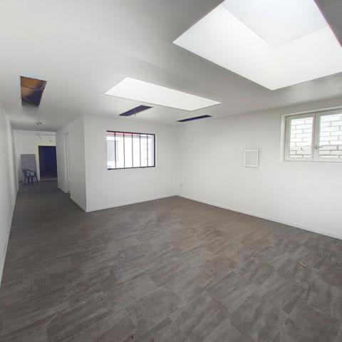 Immeuble de 225 m² surface environs situé à LOOS