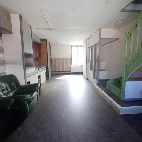 Immeuble de 225 m² surface environs situé à LOOS