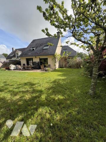 Maison Bourg de PLOEREN 4 chambres - 1 bureau -double  garage. TERRAIN 700 M2
