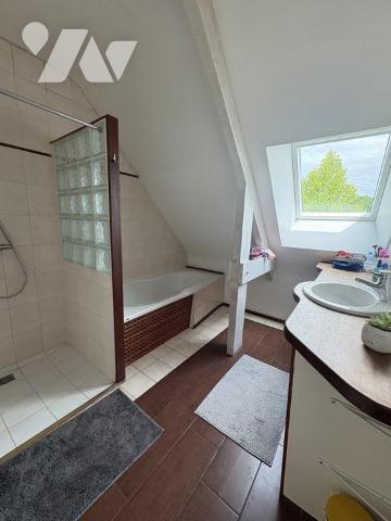 Maison Bourg de PLOEREN 4 chambres - 1 bureau -double  garage. TERRAIN 700 M2
