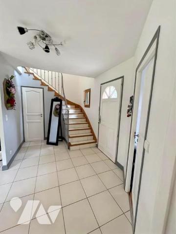 Maison Bourg de PLOEREN 4 chambres - 1 bureau -double  garage. TERRAIN 700 M2