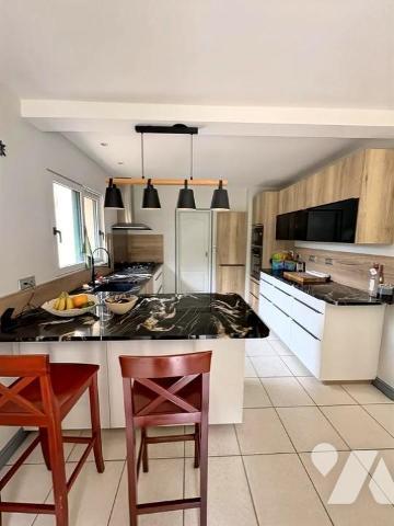 Maison Bourg de PLOEREN 4 chambres - 1 bureau -double  garage. TERRAIN 700 M2