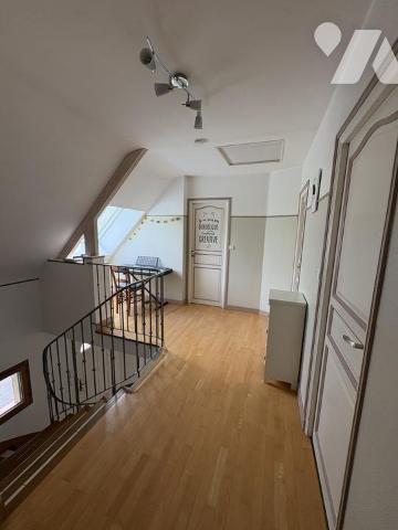 Maison Bourg de PLOEREN 4 chambres - 1 bureau -double  garage. TERRAIN 700 M2