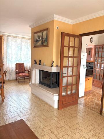 GIVRY MAISON FAMILIALE - BEAUX VOLUMES - 135m2 - proche de toutes commodités - Quartier agréable -