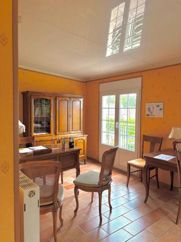 GIVRY MAISON FAMILIALE - BEAUX VOLUMES - 135m2 - proche de toutes commodités - Quartier agréable -