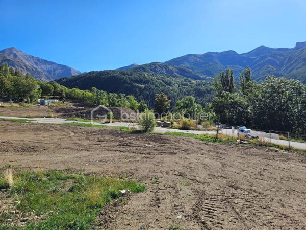 Terrains à bâtir – Allos (04) – Porte du Parc du Mercantour
À 1500 m d'altitude, découvrez une opportunité rare : des terrains libres constructeur de 800 m² à 2000 m², situés dans un cadre exceptionnel au cœur des Alpes-de-Haute-Provence.

✨ Points forts :

Vue imprenable sur les montagnes environnantes

Environnement calme et préservé

À deux pas des stations de ski du val d allos et du charmant village d'Allos

Possibilité d'obtenir un permis de construire (ou de conserver le terrain nu selon vos projets)

Que vous rêviez d'un chalet de montagne, d'une résidence secondaire, d'un investissement patrimonial ou locatif ces terrains offrent un potentiel unique dans un secteur très recherché.

📍 Localisation idéale : nature, sport et authenticité à portée de main.

💰 Prix, Plan cadastral, zonage PLU et règlement d'urbanisme disponible sur demande