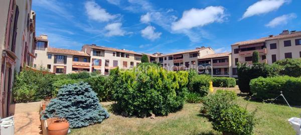 Grand Appartement de type 4 de 88 m2 loi carrez, vendus avec un parking en sous sol et une cave de 5 m2 , une terrasse de 11 m2 et la jouissance d une terrasse de 17 m2 ainsi que d un grand jardin arboré.
Situation idéal et très recherchée à 300 mètres à pied de la plage de sainte MAXIME et du centre ville, on fait vraiment tout à pied.
L appartement comporte une salle de bains, une salle d eau 2 WC une cuisine indépendante avec accès terrasse ,un salon séjour un hall d entrée avec placard, il est traversant et on a trois chambre accès terrasse et jardin. Il est à rénover entièrement, l appartement rénové dans cette résidence se vend 550 000 E. 
Idéal investisseur, professionnel souhaitant rénover et revendre, ou particulier désirant une résidence principale ou secondaire idéalement situé tout à pied.