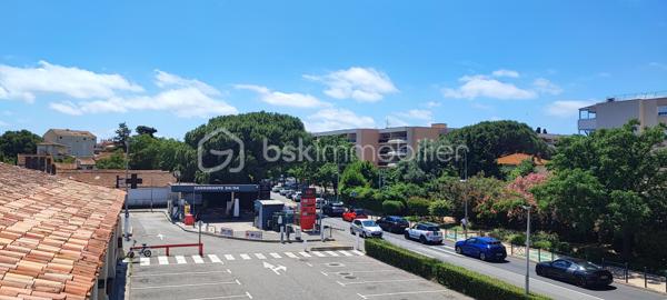 Grand Appartement de type 4 de 88 m2 loi carrez, vendus avec un parking en sous sol et une cave de 5 m2 , une terrasse de 11 m2 et la jouissance d une terrasse de 17 m2 ainsi que d un grand jardin arboré.
Situation idéal et très recherchée à 300 mètres à pied de la plage de sainte MAXIME et du centre ville, on fait vraiment tout à pied.
L appartement comporte une salle de bains, une salle d eau 2 WC une cuisine indépendante avec accès terrasse ,un salon séjour un hall d entrée avec placard, il est traversant et on a trois chambre accès terrasse et jardin. Il est à rénover entièrement, l appartement rénové dans cette résidence se vend 550 000 E. 
Idéal investisseur, professionnel souhaitant rénover et revendre, ou particulier désirant une résidence principale ou secondaire idéalement situé tout à pied.