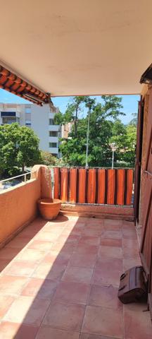 Grand Appartement de type 4 de 88 m2 loi carrez, vendus avec un parking en sous sol et une cave de 5 m2 , une terrasse de 11 m2 et la jouissance d une terrasse de 17 m2 ainsi que d un grand jardin arboré.
Situation idéal et très recherchée à 300 mètres à pied de la plage de sainte MAXIME et du centre ville, on fait vraiment tout à pied.
L appartement comporte une salle de bains, une salle d eau 2 WC une cuisine indépendante avec accès terrasse ,un salon séjour un hall d entrée avec placard, il est traversant et on a trois chambre accès terrasse et jardin. Il est à rénover entièrement, l appartement rénové dans cette résidence se vend 550 000 E. 
Idéal investisseur, professionnel souhaitant rénover et revendre, ou particulier désirant une résidence principale ou secondaire idéalement situé tout à pied.