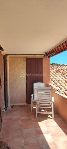 Grand Appartement de type 4 de 88 m2 loi carrez, vendus avec un parking en sous sol et une cave de 5 m2 , une terrasse de 11 m2 et la jouissance d une terrasse de 17 m2 ainsi que d un grand jardin arboré.
Situation idéal et très recherchée à 300 mètres à pied de la plage de sainte MAXIME et du centre ville, on fait vraiment tout à pied.
L appartement comporte une salle de bains, une salle d eau 2 WC une cuisine indépendante avec accès terrasse ,un salon séjour un hall d entrée avec placard, il est traversant et on a trois chambre accès terrasse et jardin. Il est à rénover entièrement, l appartement rénové dans cette résidence se vend 550 000 E. 
Idéal investisseur, professionnel souhaitant rénover et revendre, ou particulier désirant une résidence principale ou secondaire idéalement situé tout à pied.
