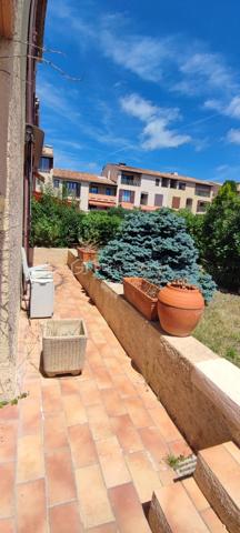 Grand Appartement de type 4 de 88 m2 loi carrez, vendus avec un parking en sous sol et une cave de 5 m2 , une terrasse de 11 m2 et la jouissance d une terrasse de 17 m2 ainsi que d un grand jardin arboré.
Situation idéal et très recherchée à 300 mètres à pied de la plage de sainte MAXIME et du centre ville, on fait vraiment tout à pied.
L appartement comporte une salle de bains, une salle d eau 2 WC une cuisine indépendante avec accès terrasse ,un salon séjour un hall d entrée avec placard, il est traversant et on a trois chambre accès terrasse et jardin. Il est à rénover entièrement, l appartement rénové dans cette résidence se vend 550 000 E. 
Idéal investisseur, professionnel souhaitant rénover et revendre, ou particulier désirant une résidence principale ou secondaire idéalement situé tout à pied.