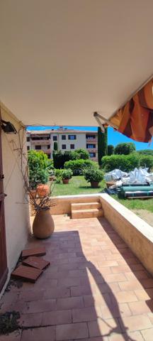 Grand Appartement de type 4 de 88 m2 loi carrez, vendus avec un parking en sous sol et une cave de 5 m2 , une terrasse de 11 m2 et la jouissance d une terrasse de 17 m2 ainsi que d un grand jardin arboré.
Situation idéal et très recherchée à 300 mètres à pied de la plage de sainte MAXIME et du centre ville, on fait vraiment tout à pied.
L appartement comporte une salle de bains, une salle d eau 2 WC une cuisine indépendante avec accès terrasse ,un salon séjour un hall d entrée avec placard, il est traversant et on a trois chambre accès terrasse et jardin. Il est à rénover entièrement, l appartement rénové dans cette résidence se vend 550 000 E. 
Idéal investisseur, professionnel souhaitant rénover et revendre, ou particulier désirant une résidence principale ou secondaire idéalement situé tout à pied.
