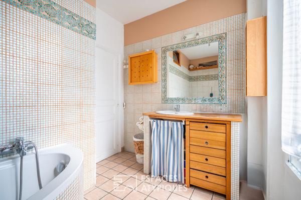 Meulière de caractère avec jardin arboré