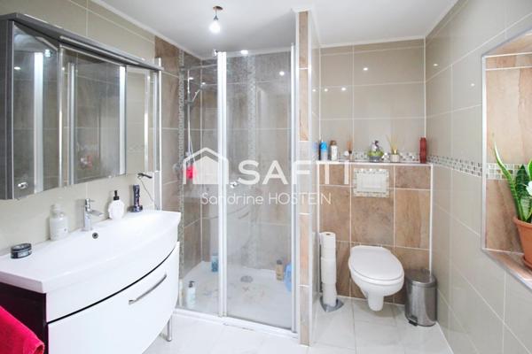 Maison rénovée de 120m2 avec 3 chambres et 2 terrasses!