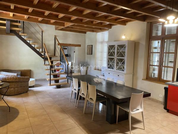 Au cœur de la Drôme Provençale, découvrez cet ensemble immobilier à vocation événementielle développant environ 913 m² de surfaces, dont 150 m² restant à aménager.

La propriété dispose d’une salle de réception de 242 m² pouvant accueillir jusqu’à 190 personnes, complétée par un espace traiteur, une zone frigorifique, une réserve, des espaces de stockage, des sanitaires et un préau couvert de 54 m².

Le domaine comprend également une chapelle de 83 m², deux gîtes entièrement meublés et équipés, plusieurs chambres et espaces d’hébergement ainsi qu’une suite nuptiale de 24 m² avec jacuzzi.

Les 150 m² restant à aménager offrent un potentiel supplémentaire pour la création de nouveaux hébergements, d’un espace bien-être, de salles de séminaire ou tout autre projet adapté au domaine.

À l’extérieur : cour fermée d’environ 500 m² et stationnement pour environ 25 véhicules.

Climatisation, pompes à chaleur et poêle à bois complètent les prestations.

Le mobilier de la salle de réception, notamment les tables et les chaises, ainsi que l’équipement des gîtes sont inclus dans la vente.

Le site accueille actuellement environ 42 mariages par an, témoignant de son attractivité pour l’activité événementielle.

En résumé : environ 913 m² – 21 pièces – 2 gîtes – 7 salles de bains/salles d’eau – salle de réception jusqu’à 190 personnes – chapelle – suite nuptiale avec jacuzzi – 150 m² à aménager – cour fermée – stationnement – ensemble vendu meublé et équipé.

Dossier complet et renseignements sur demande.