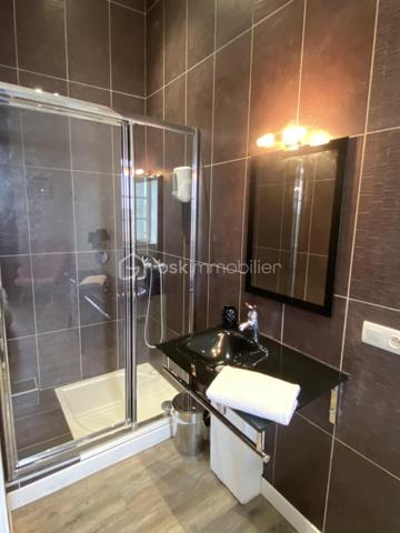 Au cœur de la Drôme Provençale, découvrez cet ensemble immobilier à vocation événementielle développant environ 913 m² de surfaces, dont 150 m² restant à aménager.

La propriété dispose d’une salle de réception de 242 m² pouvant accueillir jusqu’à 190 personnes, complétée par un espace traiteur, une zone frigorifique, une réserve, des espaces de stockage, des sanitaires et un préau couvert de 54 m².

Le domaine comprend également une chapelle de 83 m², deux gîtes entièrement meublés et équipés, plusieurs chambres et espaces d’hébergement ainsi qu’une suite nuptiale de 24 m² avec jacuzzi.

Les 150 m² restant à aménager offrent un potentiel supplémentaire pour la création de nouveaux hébergements, d’un espace bien-être, de salles de séminaire ou tout autre projet adapté au domaine.

À l’extérieur : cour fermée d’environ 500 m² et stationnement pour environ 25 véhicules.

Climatisation, pompes à chaleur et poêle à bois complètent les prestations.

Le mobilier de la salle de réception, notamment les tables et les chaises, ainsi que l’équipement des gîtes sont inclus dans la vente.

Le site accueille actuellement environ 42 mariages par an, témoignant de son attractivité pour l’activité événementielle.

En résumé : environ 913 m² – 21 pièces – 2 gîtes – 7 salles de bains/salles d’eau – salle de réception jusqu’à 190 personnes – chapelle – suite nuptiale avec jacuzzi – 150 m² à aménager – cour fermée – stationnement – ensemble vendu meublé et équipé.

Dossier complet et renseignements sur demande.
