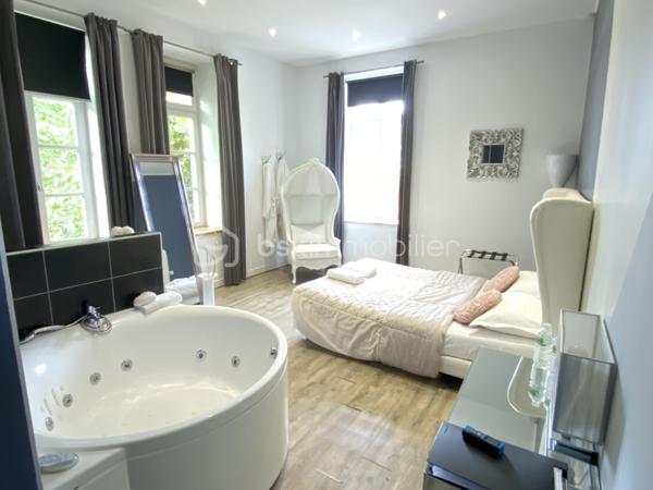 Au cœur de la Drôme Provençale, découvrez cet ensemble immobilier à vocation événementielle développant environ 913 m² de surfaces, dont 150 m² restant à aménager.

La propriété dispose d’une salle de réception de 242 m² pouvant accueillir jusqu’à 190 personnes, complétée par un espace traiteur, une zone frigorifique, une réserve, des espaces de stockage, des sanitaires et un préau couvert de 54 m².

Le domaine comprend également une chapelle de 83 m², deux gîtes entièrement meublés et équipés, plusieurs chambres et espaces d’hébergement ainsi qu’une suite nuptiale de 24 m² avec jacuzzi.

Les 150 m² restant à aménager offrent un potentiel supplémentaire pour la création de nouveaux hébergements, d’un espace bien-être, de salles de séminaire ou tout autre projet adapté au domaine.

À l’extérieur : cour fermée d’environ 500 m² et stationnement pour environ 25 véhicules.

Climatisation, pompes à chaleur et poêle à bois complètent les prestations.

Le mobilier de la salle de réception, notamment les tables et les chaises, ainsi que l’équipement des gîtes sont inclus dans la vente.

Le site accueille actuellement environ 42 mariages par an, témoignant de son attractivité pour l’activité événementielle.

En résumé : environ 913 m² – 21 pièces – 2 gîtes – 7 salles de bains/salles d’eau – salle de réception jusqu’à 190 personnes – chapelle – suite nuptiale avec jacuzzi – 150 m² à aménager – cour fermée – stationnement – ensemble vendu meublé et équipé.

Dossier complet et renseignements sur demande.
