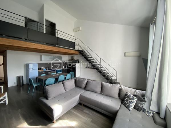 Au cœur de la Drôme Provençale, découvrez cet ensemble immobilier à vocation événementielle développant environ 913 m² de surfaces, dont 150 m² restant à aménager.

La propriété dispose d’une salle de réception de 242 m² pouvant accueillir jusqu’à 190 personnes, complétée par un espace traiteur, une zone frigorifique, une réserve, des espaces de stockage, des sanitaires et un préau couvert de 54 m².

Le domaine comprend également une chapelle de 83 m², deux gîtes entièrement meublés et équipés, plusieurs chambres et espaces d’hébergement ainsi qu’une suite nuptiale de 24 m² avec jacuzzi.

Les 150 m² restant à aménager offrent un potentiel supplémentaire pour la création de nouveaux hébergements, d’un espace bien-être, de salles de séminaire ou tout autre projet adapté au domaine.

À l’extérieur : cour fermée d’environ 500 m² et stationnement pour environ 25 véhicules.

Climatisation, pompes à chaleur et poêle à bois complètent les prestations.

Le mobilier de la salle de réception, notamment les tables et les chaises, ainsi que l’équipement des gîtes sont inclus dans la vente.

Le site accueille actuellement environ 42 mariages par an, témoignant de son attractivité pour l’activité événementielle.

En résumé : environ 913 m² – 21 pièces – 2 gîtes – 7 salles de bains/salles d’eau – salle de réception jusqu’à 190 personnes – chapelle – suite nuptiale avec jacuzzi – 150 m² à aménager – cour fermée – stationnement – ensemble vendu meublé et équipé.

Dossier complet et renseignements sur demande.