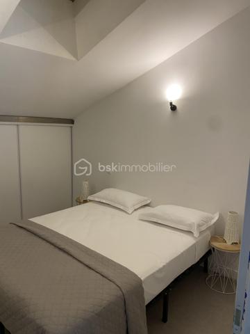 Au cœur de la Drôme Provençale, découvrez cet ensemble immobilier à vocation événementielle développant environ 913 m² de surfaces, dont 150 m² restant à aménager.

La propriété dispose d’une salle de réception de 242 m² pouvant accueillir jusqu’à 190 personnes, complétée par un espace traiteur, une zone frigorifique, une réserve, des espaces de stockage, des sanitaires et un préau couvert de 54 m².

Le domaine comprend également une chapelle de 83 m², deux gîtes entièrement meublés et équipés, plusieurs chambres et espaces d’hébergement ainsi qu’une suite nuptiale de 24 m² avec jacuzzi.

Les 150 m² restant à aménager offrent un potentiel supplémentaire pour la création de nouveaux hébergements, d’un espace bien-être, de salles de séminaire ou tout autre projet adapté au domaine.

À l’extérieur : cour fermée d’environ 500 m² et stationnement pour environ 25 véhicules.

Climatisation, pompes à chaleur et poêle à bois complètent les prestations.

Le mobilier de la salle de réception, notamment les tables et les chaises, ainsi que l’équipement des gîtes sont inclus dans la vente.

Le site accueille actuellement environ 42 mariages par an, témoignant de son attractivité pour l’activité événementielle.

En résumé : environ 913 m² – 21 pièces – 2 gîtes – 7 salles de bains/salles d’eau – salle de réception jusqu’à 190 personnes – chapelle – suite nuptiale avec jacuzzi – 150 m² à aménager – cour fermée – stationnement – ensemble vendu meublé et équipé.

Dossier complet et renseignements sur demande.