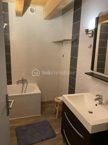 Au cœur de la Drôme Provençale, découvrez cet ensemble immobilier à vocation événementielle développant environ 913 m² de surfaces, dont 150 m² restant à aménager.

La propriété dispose d’une salle de réception de 242 m² pouvant accueillir jusqu’à 190 personnes, complétée par un espace traiteur, une zone frigorifique, une réserve, des espaces de stockage, des sanitaires et un préau couvert de 54 m².

Le domaine comprend également une chapelle de 83 m², deux gîtes entièrement meublés et équipés, plusieurs chambres et espaces d’hébergement ainsi qu’une suite nuptiale de 24 m² avec jacuzzi.

Les 150 m² restant à aménager offrent un potentiel supplémentaire pour la création de nouveaux hébergements, d’un espace bien-être, de salles de séminaire ou tout autre projet adapté au domaine.

À l’extérieur : cour fermée d’environ 500 m² et stationnement pour environ 25 véhicules.

Climatisation, pompes à chaleur et poêle à bois complètent les prestations.

Le mobilier de la salle de réception, notamment les tables et les chaises, ainsi que l’équipement des gîtes sont inclus dans la vente.

Le site accueille actuellement environ 42 mariages par an, témoignant de son attractivité pour l’activité événementielle.

En résumé : environ 913 m² – 21 pièces – 2 gîtes – 7 salles de bains/salles d’eau – salle de réception jusqu’à 190 personnes – chapelle – suite nuptiale avec jacuzzi – 150 m² à aménager – cour fermée – stationnement – ensemble vendu meublé et équipé.

Dossier complet et renseignements sur demande.