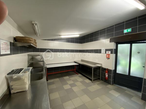 Au cœur de la Drôme Provençale, découvrez cet ensemble immobilier à vocation événementielle développant environ 913 m² de surfaces, dont 150 m² restant à aménager.

La propriété dispose d’une salle de réception de 242 m² pouvant accueillir jusqu’à 190 personnes, complétée par un espace traiteur, une zone frigorifique, une réserve, des espaces de stockage, des sanitaires et un préau couvert de 54 m².

Le domaine comprend également une chapelle de 83 m², deux gîtes entièrement meublés et équipés, plusieurs chambres et espaces d’hébergement ainsi qu’une suite nuptiale de 24 m² avec jacuzzi.

Les 150 m² restant à aménager offrent un potentiel supplémentaire pour la création de nouveaux hébergements, d’un espace bien-être, de salles de séminaire ou tout autre projet adapté au domaine.

À l’extérieur : cour fermée d’environ 500 m² et stationnement pour environ 25 véhicules.

Climatisation, pompes à chaleur et poêle à bois complètent les prestations.

Le mobilier de la salle de réception, notamment les tables et les chaises, ainsi que l’équipement des gîtes sont inclus dans la vente.

Le site accueille actuellement environ 42 mariages par an, témoignant de son attractivité pour l’activité événementielle.

En résumé : environ 913 m² – 21 pièces – 2 gîtes – 7 salles de bains/salles d’eau – salle de réception jusqu’à 190 personnes – chapelle – suite nuptiale avec jacuzzi – 150 m² à aménager – cour fermée – stationnement – ensemble vendu meublé et équipé.

Dossier complet et renseignements sur demande.