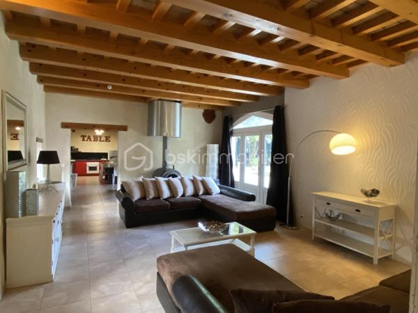 Au cœur de la Drôme Provençale, découvrez cet ensemble immobilier à vocation événementielle développant environ 913 m² de surfaces, dont 150 m² restant à aménager.

La propriété dispose d’une salle de réception de 242 m² pouvant accueillir jusqu’à 190 personnes, complétée par un espace traiteur, une zone frigorifique, une réserve, des espaces de stockage, des sanitaires et un préau couvert de 54 m².

Le domaine comprend également une chapelle de 83 m², deux gîtes entièrement meublés et équipés, plusieurs chambres et espaces d’hébergement ainsi qu’une suite nuptiale de 24 m² avec jacuzzi.

Les 150 m² restant à aménager offrent un potentiel supplémentaire pour la création de nouveaux hébergements, d’un espace bien-être, de salles de séminaire ou tout autre projet adapté au domaine.

À l’extérieur : cour fermée d’environ 500 m² et stationnement pour environ 25 véhicules.

Climatisation, pompes à chaleur et poêle à bois complètent les prestations.

Le mobilier de la salle de réception, notamment les tables et les chaises, ainsi que l’équipement des gîtes sont inclus dans la vente.

Le site accueille actuellement environ 42 mariages par an, témoignant de son attractivité pour l’activité événementielle.

En résumé : environ 913 m² – 21 pièces – 2 gîtes – 7 salles de bains/salles d’eau – salle de réception jusqu’à 190 personnes – chapelle – suite nuptiale avec jacuzzi – 150 m² à aménager – cour fermée – stationnement – ensemble vendu meublé et équipé.

Dossier complet et renseignements sur demande.