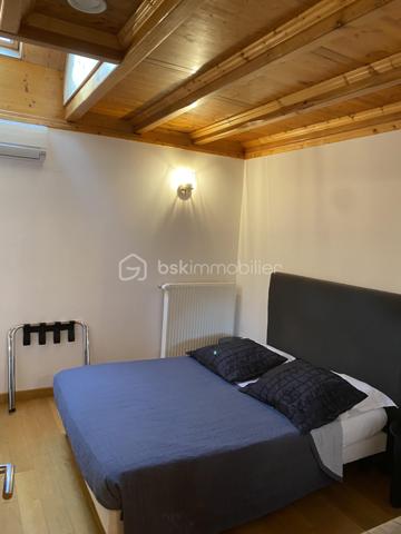 Au cœur de la Drôme Provençale, découvrez cet ensemble immobilier à vocation événementielle développant environ 913 m² de surfaces, dont 150 m² restant à aménager.

La propriété dispose d’une salle de réception de 242 m² pouvant accueillir jusqu’à 190 personnes, complétée par un espace traiteur, une zone frigorifique, une réserve, des espaces de stockage, des sanitaires et un préau couvert de 54 m².

Le domaine comprend également une chapelle de 83 m², deux gîtes entièrement meublés et équipés, plusieurs chambres et espaces d’hébergement ainsi qu’une suite nuptiale de 24 m² avec jacuzzi.

Les 150 m² restant à aménager offrent un potentiel supplémentaire pour la création de nouveaux hébergements, d’un espace bien-être, de salles de séminaire ou tout autre projet adapté au domaine.

À l’extérieur : cour fermée d’environ 500 m² et stationnement pour environ 25 véhicules.

Climatisation, pompes à chaleur et poêle à bois complètent les prestations.

Le mobilier de la salle de réception, notamment les tables et les chaises, ainsi que l’équipement des gîtes sont inclus dans la vente.

Le site accueille actuellement environ 42 mariages par an, témoignant de son attractivité pour l’activité événementielle.

En résumé : environ 913 m² – 21 pièces – 2 gîtes – 7 salles de bains/salles d’eau – salle de réception jusqu’à 190 personnes – chapelle – suite nuptiale avec jacuzzi – 150 m² à aménager – cour fermée – stationnement – ensemble vendu meublé et équipé.

Dossier complet et renseignements sur demande.