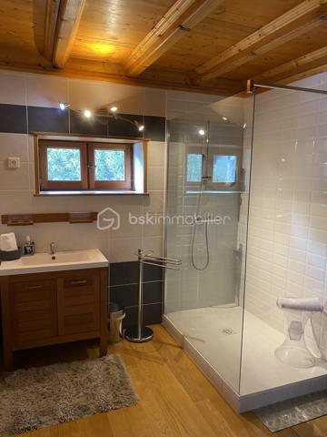 Au cœur de la Drôme Provençale, découvrez cet ensemble immobilier à vocation événementielle développant environ 913 m² de surfaces, dont 150 m² restant à aménager.

La propriété dispose d’une salle de réception de 242 m² pouvant accueillir jusqu’à 190 personnes, complétée par un espace traiteur, une zone frigorifique, une réserve, des espaces de stockage, des sanitaires et un préau couvert de 54 m².

Le domaine comprend également une chapelle de 83 m², deux gîtes entièrement meublés et équipés, plusieurs chambres et espaces d’hébergement ainsi qu’une suite nuptiale de 24 m² avec jacuzzi.

Les 150 m² restant à aménager offrent un potentiel supplémentaire pour la création de nouveaux hébergements, d’un espace bien-être, de salles de séminaire ou tout autre projet adapté au domaine.

À l’extérieur : cour fermée d’environ 500 m² et stationnement pour environ 25 véhicules.

Climatisation, pompes à chaleur et poêle à bois complètent les prestations.

Le mobilier de la salle de réception, notamment les tables et les chaises, ainsi que l’équipement des gîtes sont inclus dans la vente.

Le site accueille actuellement environ 42 mariages par an, témoignant de son attractivité pour l’activité événementielle.

En résumé : environ 913 m² – 21 pièces – 2 gîtes – 7 salles de bains/salles d’eau – salle de réception jusqu’à 190 personnes – chapelle – suite nuptiale avec jacuzzi – 150 m² à aménager – cour fermée – stationnement – ensemble vendu meublé et équipé.

Dossier complet et renseignements sur demande.